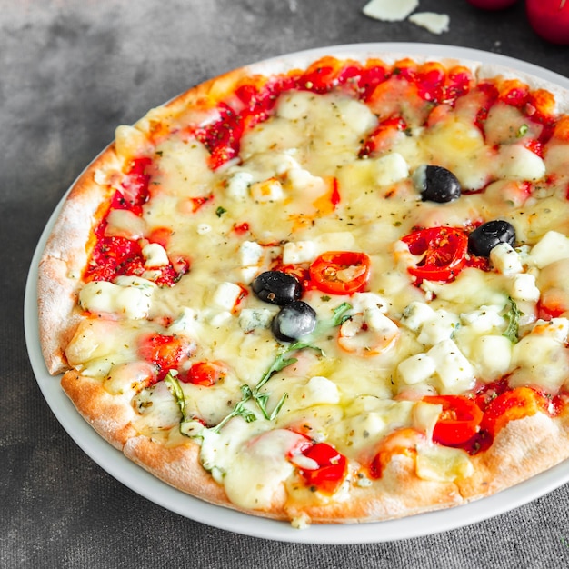 pizza kaas tomatensaus olijven groente vers maaltijd eten snack op tafel kopieer ruimte eten