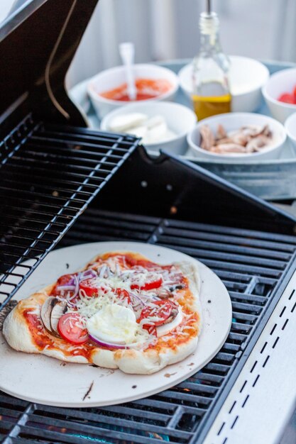 Pizza koken op een buitengasgrill.