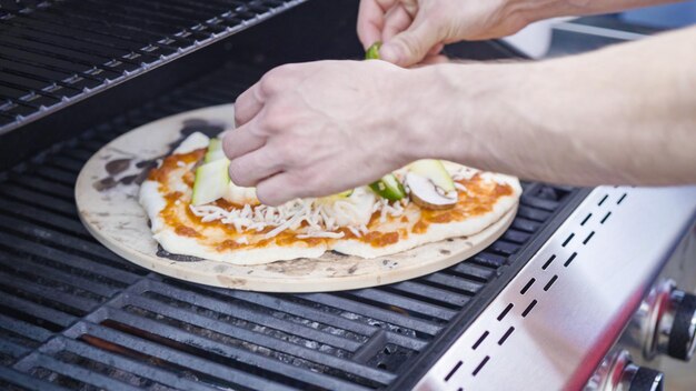 Pizza koken op een buitengasgrill.