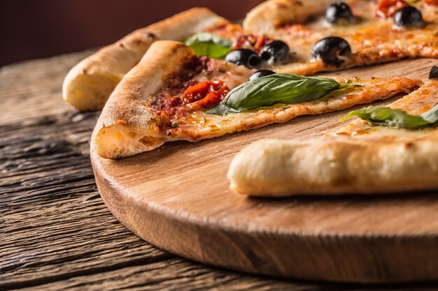 Pizza. Lekkere verse Italiaanse pizza geserveerd op oude houten tafel.