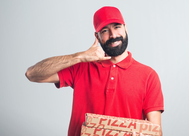 Pizza levering man telefoon gebaar maken