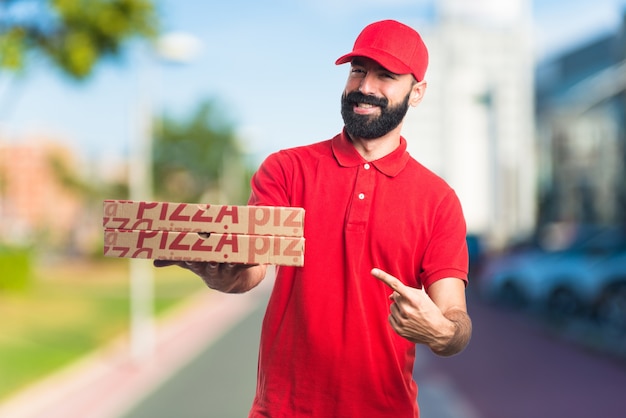 Pizza leveringsman op ongerichte achtergrond