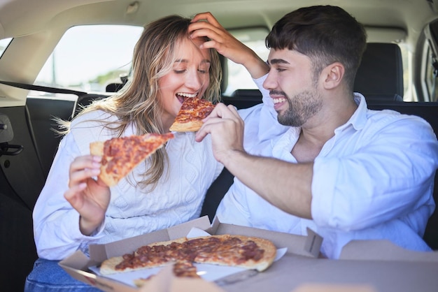 Pizza-liefdespaar eten tijdens een roadtrip op vakantie of romantische lunchafspraak in een auto of voertuig Reizen fastfood of vrouwenbinding genieten van een leuke herinnering een gelukkige partner in zomerromantiek