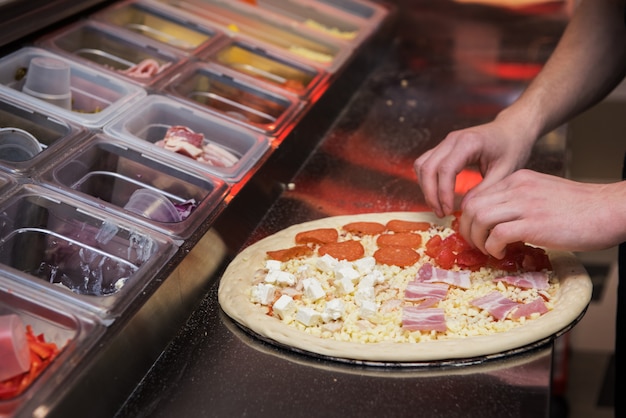 Pizza maken in de keuken