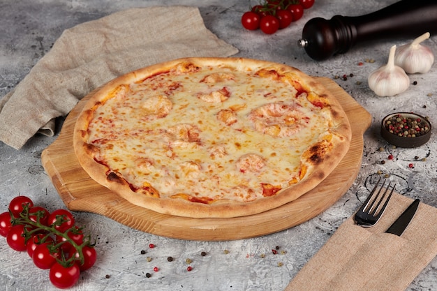 Pizza Margarita, houten plank, grijze achtergrond