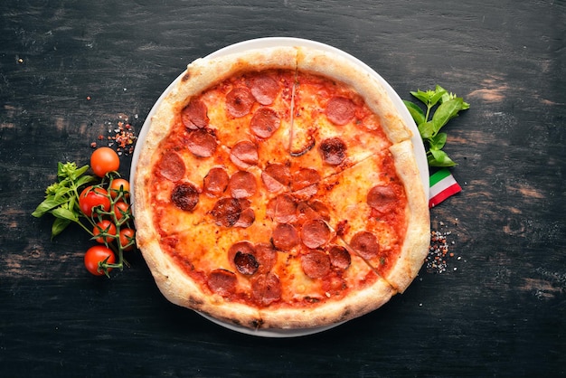 Pizza Margarita met worstjes en tomatensaus Op een houten ondergrond Bovenaanzicht Vrije ruimte voor uw tekst