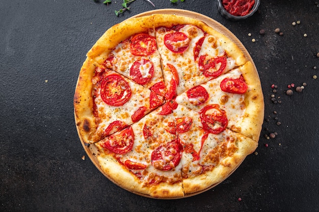 Пицца Маргарита томатный сыр томатный соус тесто Итальянская кухня свежая порция готовая к употреблению еда