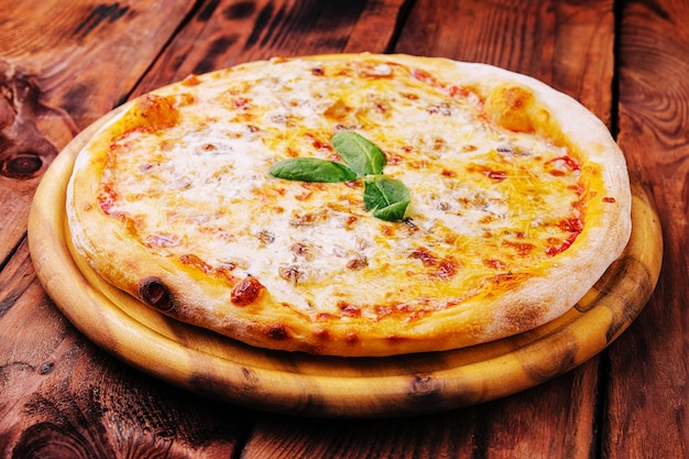 Foto pizza margarita su uno sfondo di legno