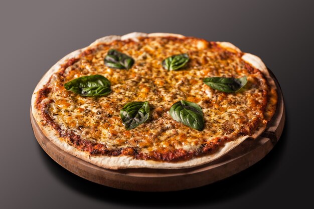 Pizza Margherita geïsoleerd op zwart