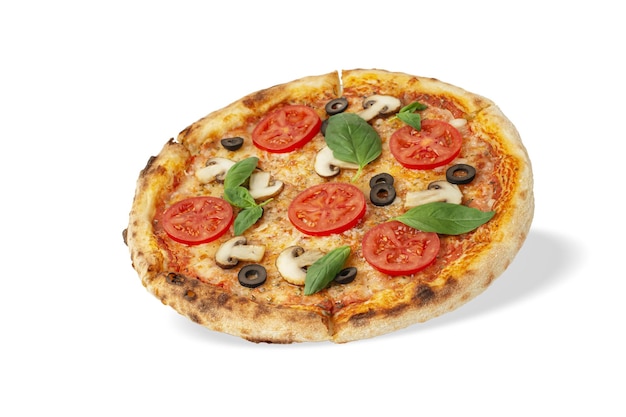 Pizza margherita met tomaten en champignons op een witte geïsoleerde achtergrond