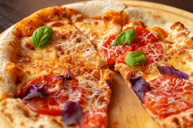 Pizza margherita op houten bord close-up