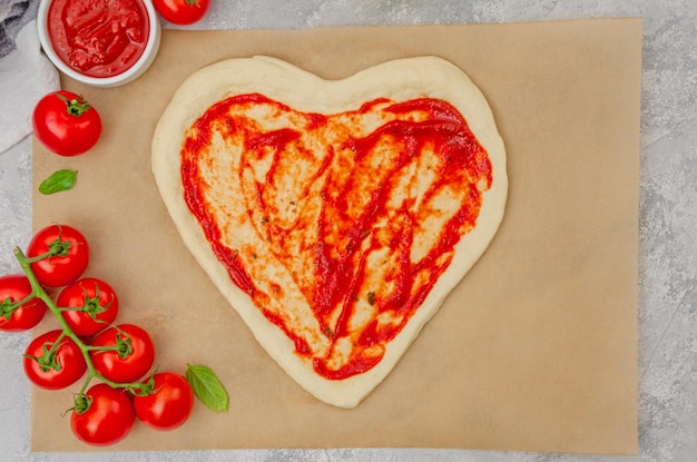 Pizza Margherita-vormig hart met tomaten, mozzarella en basilicum Voedselconcept voor Valentijnsdag