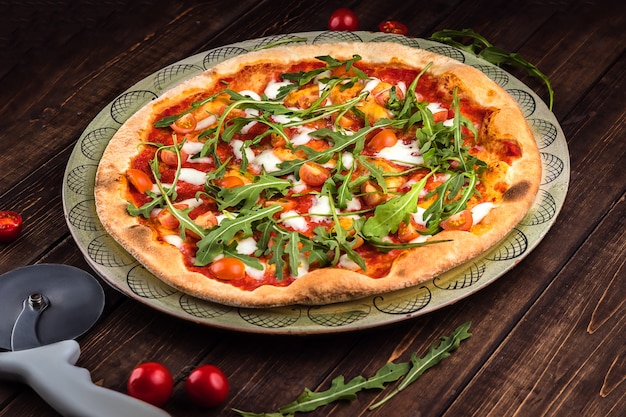버팔로 모짜렐라, 토마토, 신선한 바질을 곁들인 피자 마르게리타