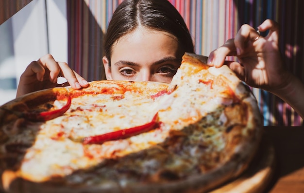 Pizza meisje vrouw met Italiaans eten bij restaurant hongerige vrouw