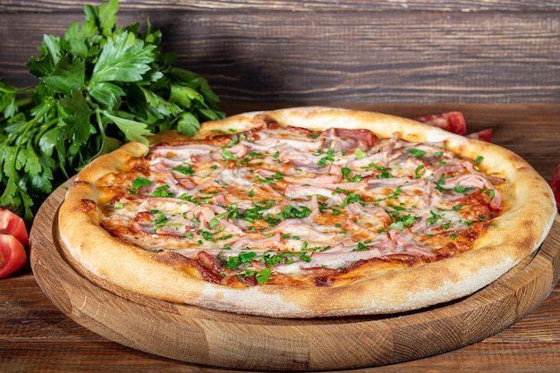 Pizza met bacon en kaaskruiden en kersentomaten Met mozarellagarnalen en octopusmosselen en andere producten op een houten achtergrond