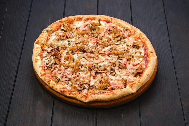 Pizza met bacon ham champignon en ui