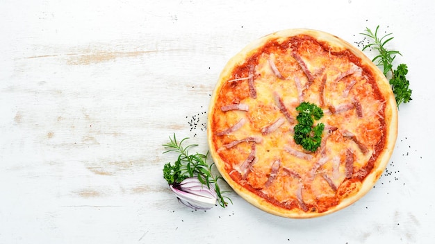 Pizza met Beierse worstjes en mozzarella Bovenaanzicht vrije ruimte voor uw tekst Rustieke stijl