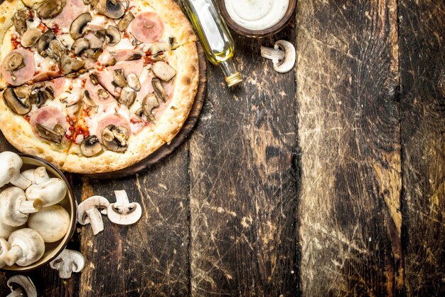 Pizza met champignons en ham.