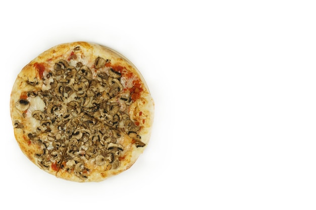 Pizza met champignons op een witte achtergrond Geïsoleerd