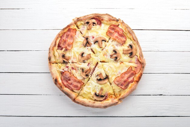 Pizza met champignons, spek en ui Italiaanse keuken Op een houten achtergrond Vrije ruimte voor tekst Bovenaanzicht