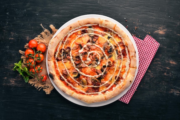 Pizza met champignons, worst en mosterd Op een houten ondergrond Bovenaanzicht Vrije ruimte voor uw tekst