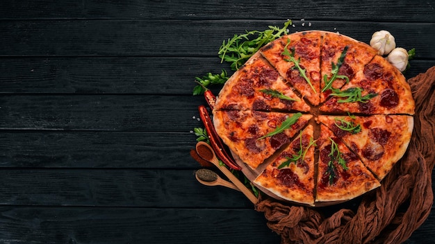 Pizza met chili en salami Bovenaanzicht Op een houten achtergrond Kopieer de ruimte
