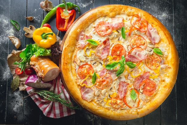 Pizza met droge gezouten ham en basilicum