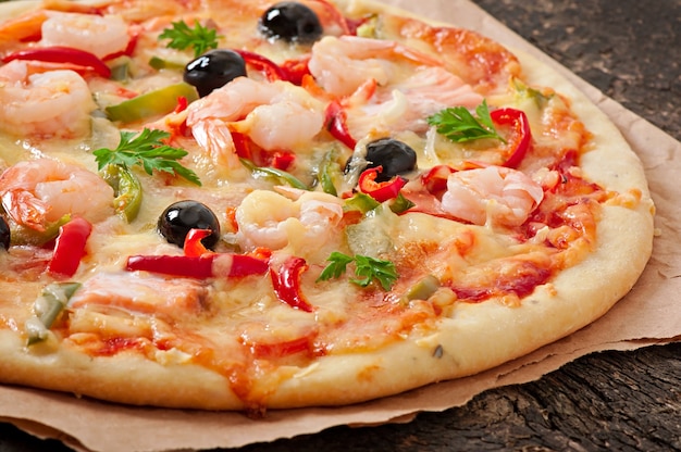 Pizza Met Garnalen, Zalm En Olijven