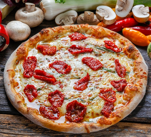 Pizza met gedroogde tomaten, rucola en mozzarella in pizzeria