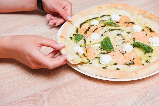 Pizza met gerookte zalm geïsoleerd op een witte achtergrond - Italiaans eten style