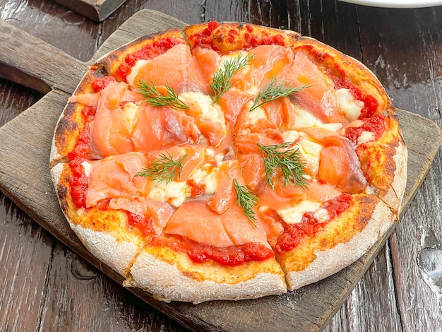 pizza met gerookte zalm op houten dienblad