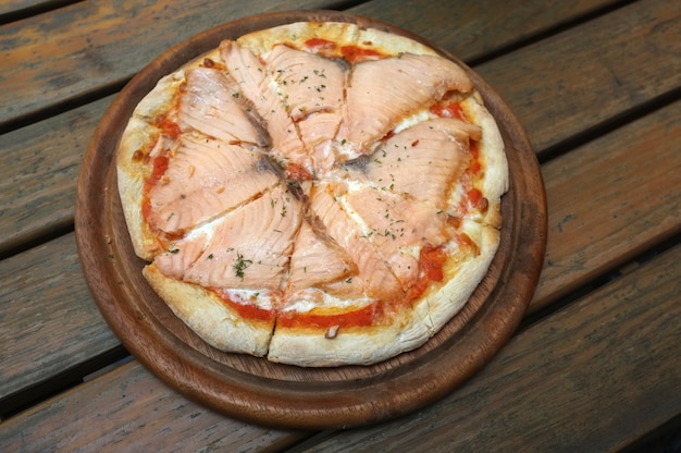 Pizza met gerookte zalm