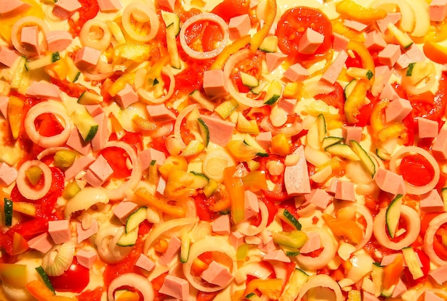 Pizza met groenten en vlees rauwe ingrediënten bereid voor het bakken