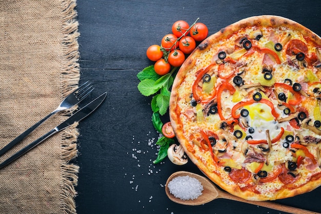 Pizza met groenten op een houten ondergrond bovenaanzicht vrije ruimte voor uw tekst