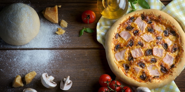 pizza met ham en champignons met ingrediënten