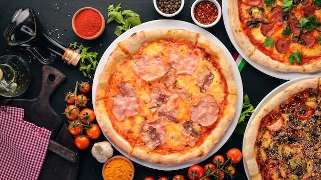 Pizza met ham en Parmezaanse kaas Op een houten ondergrond Bovenaanzicht Vrije ruimte voor uw tekst
