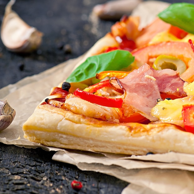 Pizza met ham, peper en olijven