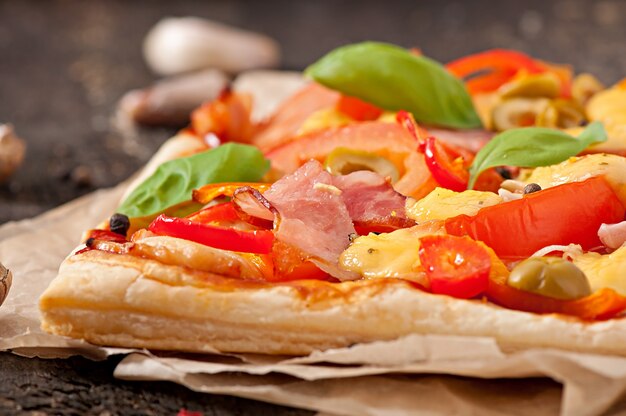 Pizza met ham, peper en olijven