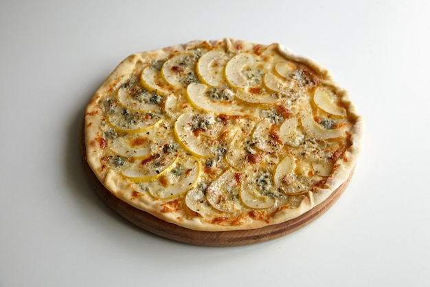 Pizza met kaas en perenfruit op houten snijplank