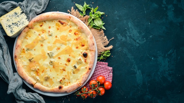 Pizza met kaas Italiaanse traditionele schotel Op de oude achtergrond Bovenaanzicht Vrije ruimte voor uw tekst