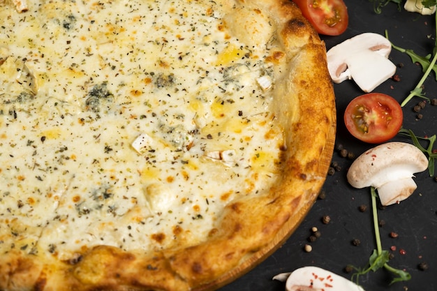 Pizza met kaas op een zwarte achtergrond Khachapuri