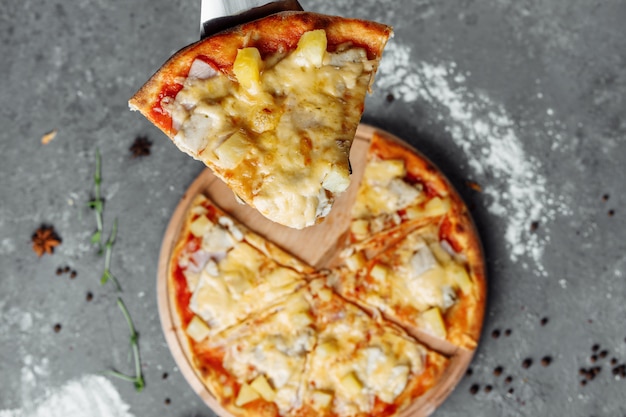 Pizza met kip, ananas en mozzarella kaas