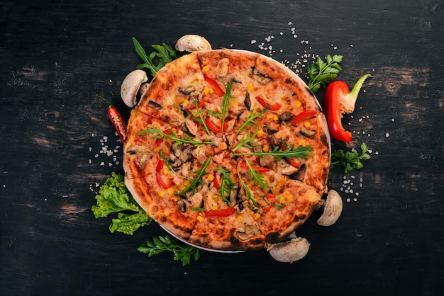 Pizza met kip en champignons Bovenaanzicht Op een houten achtergrond Kopieer de ruimte