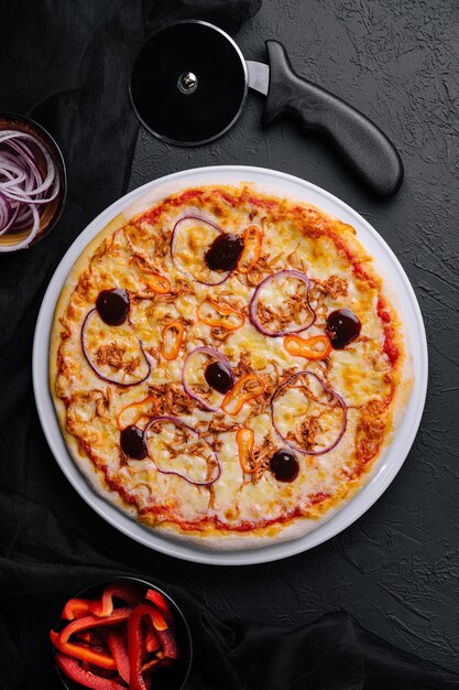 Pizza met Mozzarella kaas kip Kruiden Italiaanse pizza