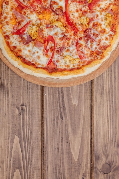 Pizza met Mozzarella kaas salami Tomaten peper Kruiden Italiaanse pizza