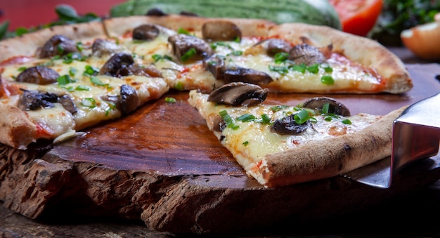 Pizza met mozzarella, tomatensaus en champignons