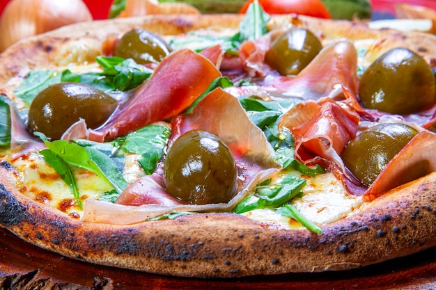 Pizza met Parmaham, vijgen, rucola en honing