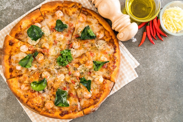 pizza met pittige garnalen (Tom Yum)