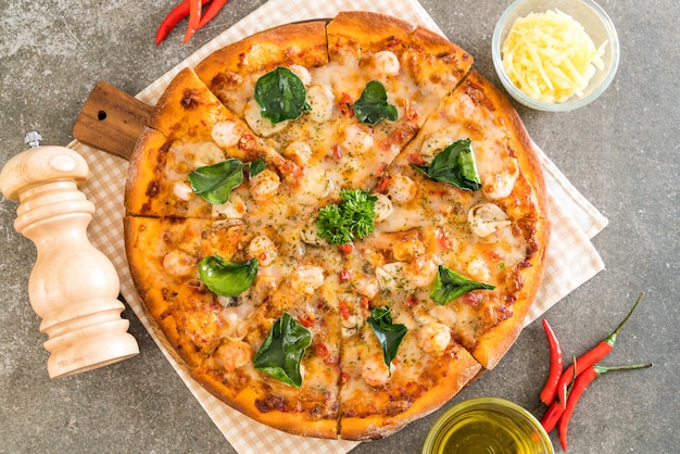 pizza met pittige garnalen (Tom Yum)