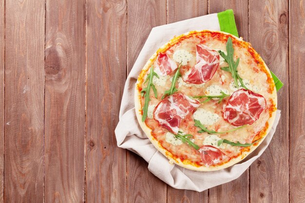 Pizza met prosciutto en mozzarella